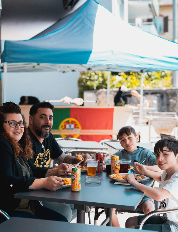 Clients savourant un repas convivial au restaurant
