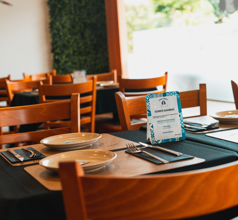 Salle du restaurant Dona Maria avec tables dressées