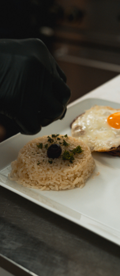 Dressage d’un plat de riz et œuf au plat au restaurant Dona Maria à Neuchâtel