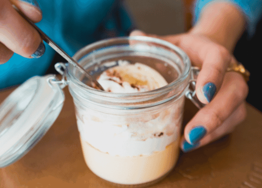 Dessert en verrine au restaurant Dona Maria à Neuchâtel, servi avec crème fouettée et copeaux de chocolat