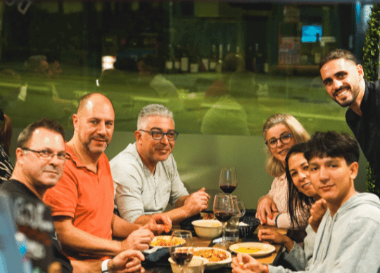 Clients partageant un repas convivial au restaurant portugais Dona Maria à Neuchâtel