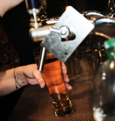 Service d’une bière à la pression dans le restaurant Dona Maria à Neuchâtel, illustrant la précision et la rigueur du service