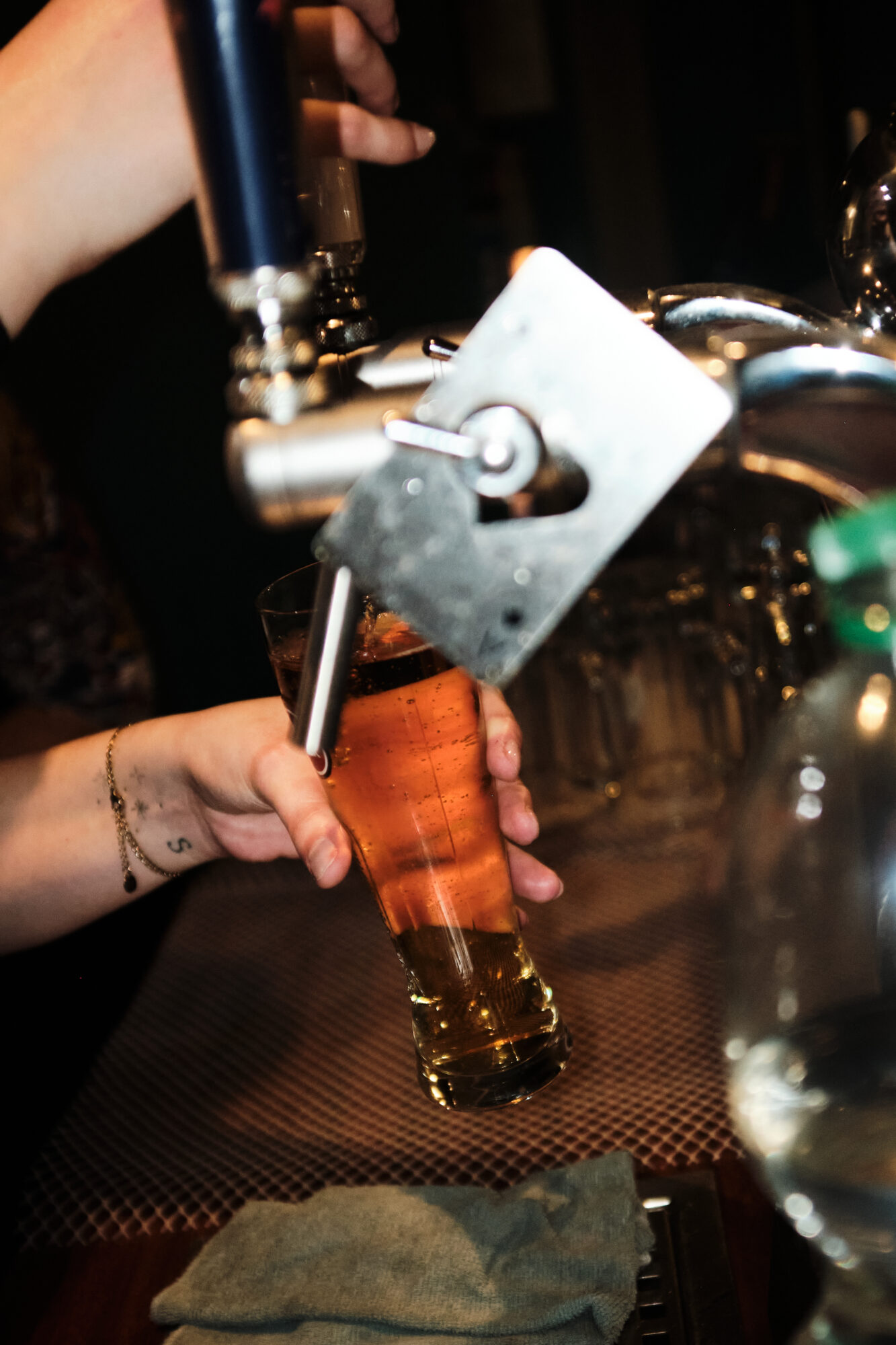 Service d’une bière à la pression dans le restaurant Dona Maria à Neuchâtel, illustrant la précision et la rigueur du service