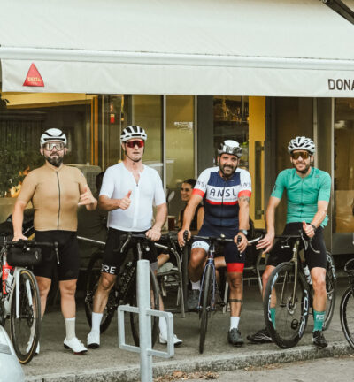 🚴 Pause bien méritée chez Dona Maria pour une équipe de cyclistes